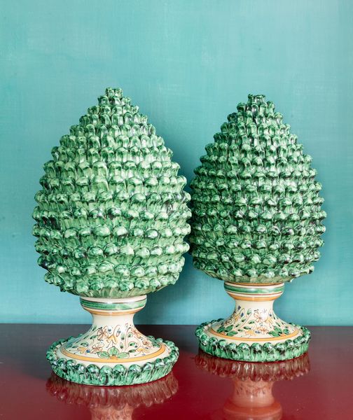 Coppia di pigne<BR>Caltagirone, XXI secolo  - Asta ECLECTICA, the home of designer Nicol Castellini Baldissera - Associazione Nazionale - Case d'Asta italiane