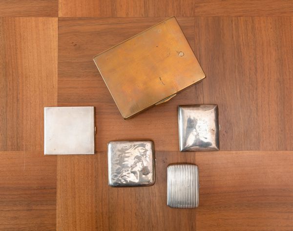 Lotto di quattro portasigarette in argento e una scatola in metallo  - Asta ECLECTICA, the home of designer Nicol Castellini Baldissera - Associazione Nazionale - Case d'Asta italiane