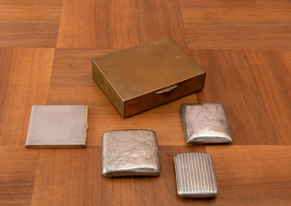 Lotto di quattro portasigarette in argento e una scatola in metallo  - Asta ECLECTICA, the home of designer Nicol Castellini Baldissera - Associazione Nazionale - Case d'Asta italiane