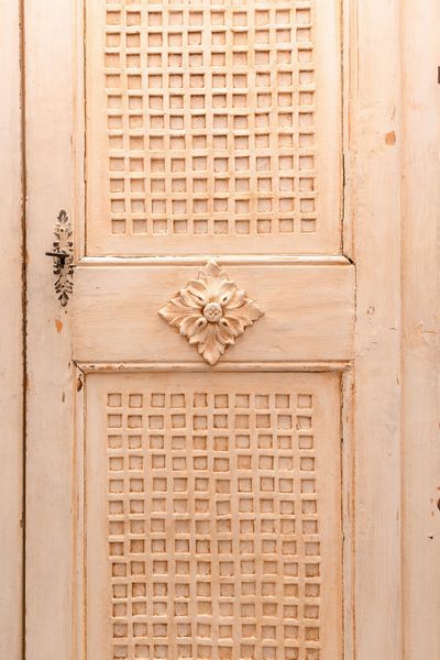 Armadio a due ante in legno intagliato e dipinto. XIX secolo  - Asta ECLECTICA, the home of designer Nicol Castellini Baldissera - Associazione Nazionale - Case d'Asta italiane