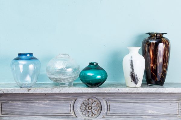 Lotto di cinque vasi in vetro. Mdina, Malta, XX secolo  - Asta ECLECTICA, the home of designer Nicol Castellini Baldissera - Associazione Nazionale - Case d'Asta italiane