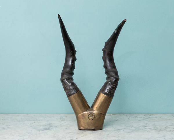 Composizione con corna di Alcelafo (Alcelaphus buselaphus) montate in ottone  - Asta ECLECTICA, the home of designer Nicol Castellini Baldissera - Associazione Nazionale - Case d'Asta italiane