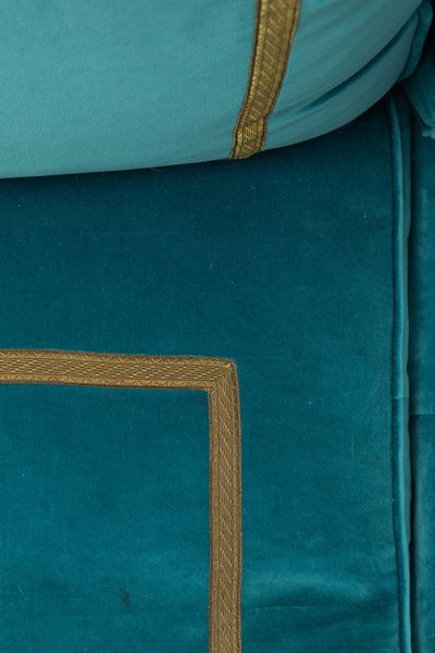 Nicolò Castellini Baldissera : Divano a tre posti rivestito in velluto. Tessuti C.&C. Milano  - Asta ECLECTICA, the home of designer Nicol Castellini Baldissera - Associazione Nazionale - Case d'Asta italiane