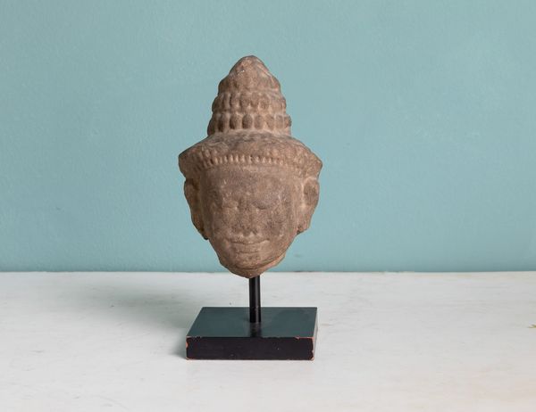 Testa di Buddha scolpita in pietra. Khmer, XIII secolo  - Asta ECLECTICA, the home of designer Nicol Castellini Baldissera - Associazione Nazionale - Case d'Asta italiane