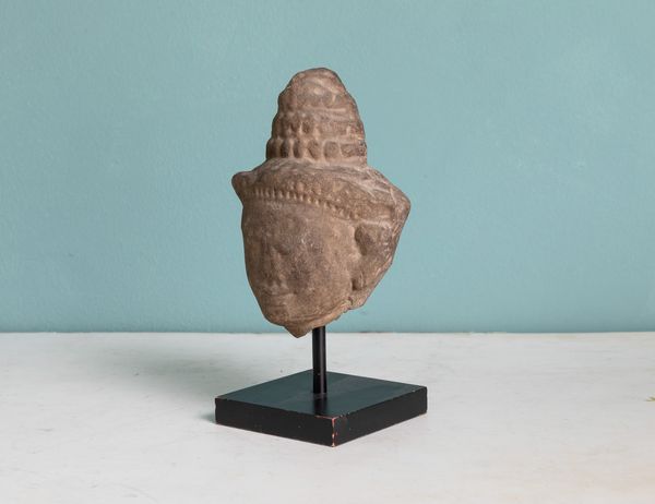 Testa di Buddha scolpita in pietra. Khmer, XIII secolo  - Asta ECLECTICA, the home of designer Nicol Castellini Baldissera - Associazione Nazionale - Case d'Asta italiane