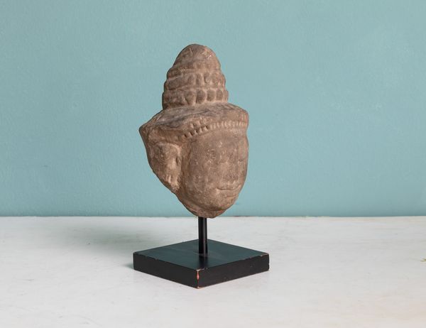Testa di Buddha scolpita in pietra. Khmer, XIII secolo  - Asta ECLECTICA, the home of designer Nicol Castellini Baldissera - Associazione Nazionale - Case d'Asta italiane