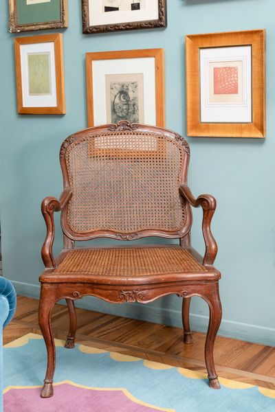 Poltrona in noce intagliato. Genova, XVIII secolo  - Asta ECLECTICA, the home of designer Nicol Castellini Baldissera - Associazione Nazionale - Case d'Asta italiane