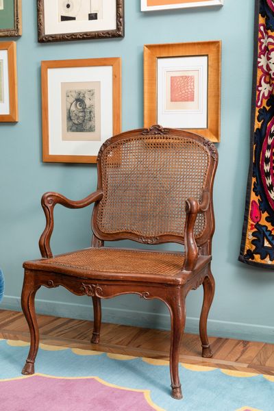 Poltrona in noce intagliato. Genova, XVIII secolo  - Asta ECLECTICA, the home of designer Nicol Castellini Baldissera - Associazione Nazionale - Case d'Asta italiane