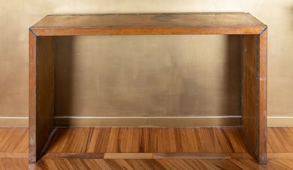 Consolle con struttura in rame e ottone. <BR>Prod. Italia, 1960 ca.  - Asta ECLECTICA, the home of designer Nicol Castellini Baldissera - Associazione Nazionale - Case d'Asta italiane