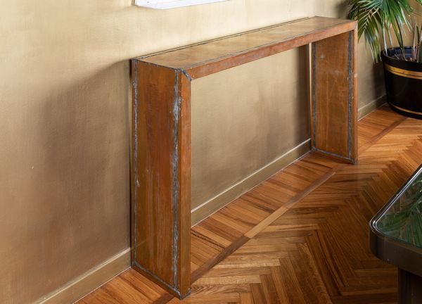 Consolle con struttura in rame e ottone. <BR>Prod. Italia, 1960 ca.  - Asta ECLECTICA, the home of designer Nicol Castellini Baldissera - Associazione Nazionale - Case d'Asta italiane