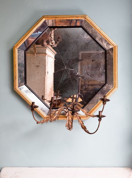 Coppia di specchiere di forma ottagonale. XX secolo  - Asta ECLECTICA, the home of designer Nicol Castellini Baldissera - Associazione Nazionale - Case d'Asta italiane