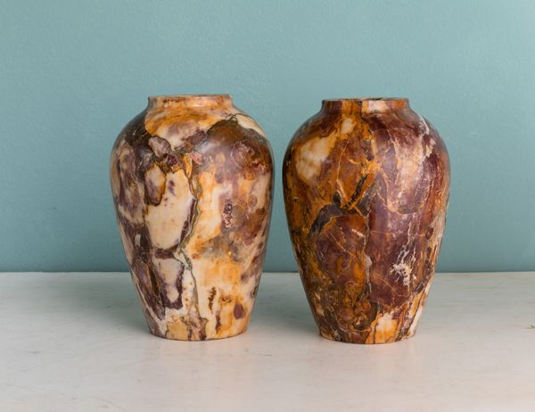 Coppia di vasi in breccia. XX secolo  - Asta ECLECTICA, the home of designer Nicol Castellini Baldissera - Associazione Nazionale - Case d'Asta italiane