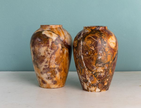 Coppia di vasi in breccia. XX secolo  - Asta ECLECTICA, the home of designer Nicol Castellini Baldissera - Associazione Nazionale - Case d'Asta italiane
