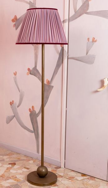 Lampada da terra in bronzo. XX secolo  - Asta ECLECTICA, the home of designer Nicol Castellini Baldissera - Associazione Nazionale - Case d'Asta italiane