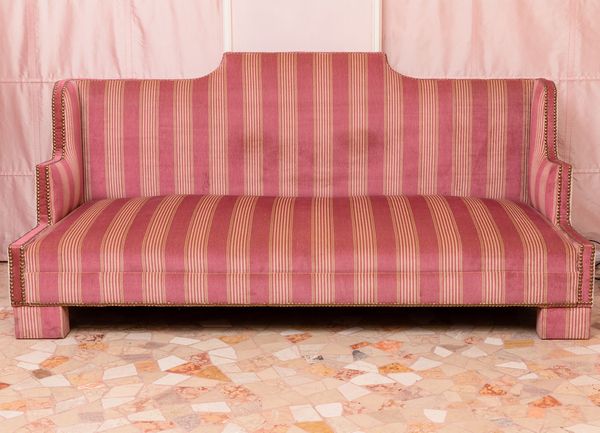 Divano a tre posti rivestito in tessuto a righe. XX secolo  - Asta ECLECTICA, the home of designer Nicol Castellini Baldissera - Associazione Nazionale - Case d'Asta italiane