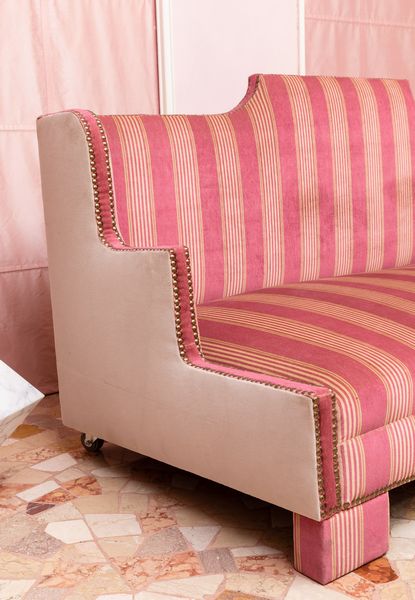 Divano a tre posti rivestito in tessuto a righe. XX secolo  - Asta ECLECTICA, the home of designer Nicol Castellini Baldissera - Associazione Nazionale - Case d'Asta italiane
