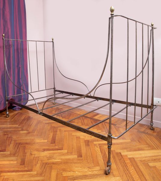 Letto da campo in ferro. Francia, inizio XX secolo  - Asta ECLECTICA, the home of designer Nicol Castellini Baldissera - Associazione Nazionale - Case d'Asta italiane