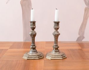 Coppia di candelieri in metallo argentato. Francia, prod. Christofle, XX secolo  - Asta ECLECTICA, the home of designer Nicol� Castellini Baldissera - Associazione Nazionale - Case d'Asta italiane