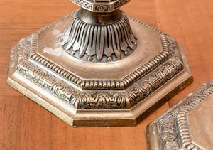 Coppia di candelieri in metallo argentato. Francia, prod. Christofle, XX secolo  - Asta ECLECTICA, the home of designer Nicol� Castellini Baldissera - Associazione Nazionale - Case d'Asta italiane