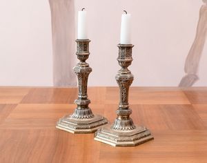 Coppia di candelieri in metallo argentato. Francia, prod. Christofle, XX secolo  - Asta ECLECTICA, the home of designer Nicol� Castellini Baldissera - Associazione Nazionale - Case d'Asta italiane