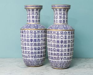 Coppia di vasi con decoro a ideogrammi sui toni del blu e lumeggiature dorate. Cina, XX secolo  - Asta ECLECTICA, the home of designer Nicol Castellini Baldissera - Associazione Nazionale - Case d'Asta italiane