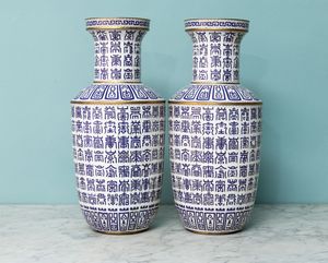 Coppia di vasi con decoro a ideogrammi sui toni del blu e lumeggiature dorate. Cina, XX secolo  - Asta ECLECTICA, the home of designer Nicol Castellini Baldissera - Associazione Nazionale - Case d'Asta italiane