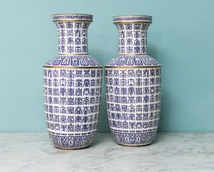 Coppia di vasi con decoro a ideogrammi sui toni del blu e lumeggiature dorate. Cina, XX secolo  - Asta ECLECTICA, the home of designer Nicol Castellini Baldissera - Associazione Nazionale - Case d'Asta italiane