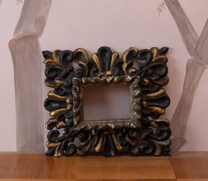 Piccola cornice in legno laccato e dorato. XVIII secolo  - Asta ECLECTICA, the home of designer Nicol Castellini Baldissera - Associazione Nazionale - Case d'Asta italiane