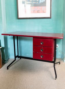 Scrivania con struttura in legno e legno laccato  - Asta ECLECTICA, the home of designer Nicol Castellini Baldissera - Associazione Nazionale - Case d'Asta italiane