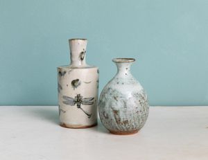 Due vasi diversi in grs invetriato. Giappone, XX secolo  - Asta ECLECTICA, the home of designer Nicol Castellini Baldissera - Associazione Nazionale - Case d'Asta italiane