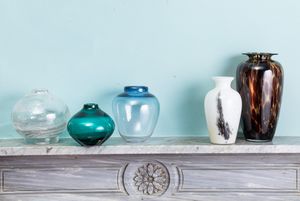 Lotto di cinque vasi in vetro. Mdina, Malta, XX secolo  - Asta ECLECTICA, the home of designer Nicol Castellini Baldissera - Associazione Nazionale - Case d'Asta italiane