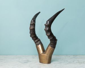 Composizione con corna di Alcelafo (Alcelaphus buselaphus) montate in ottone  - Asta ECLECTICA, the home of designer Nicol Castellini Baldissera - Associazione Nazionale - Case d'Asta italiane