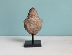 Testa di Buddha scolpita in pietra. Khmer, XIII secolo  - Asta ECLECTICA, the home of designer Nicol Castellini Baldissera - Associazione Nazionale - Case d'Asta italiane