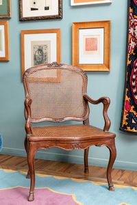 Poltrona in noce intagliato. Genova, XVIII secolo  - Asta ECLECTICA, the home of designer Nicol Castellini Baldissera - Associazione Nazionale - Case d'Asta italiane