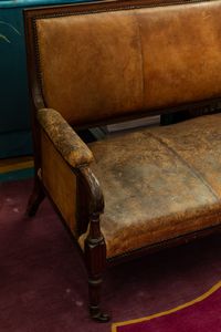 Divanetto in legno intagliato. Inghilterra, XIX secolo  - Asta ECLECTICA, the home of designer Nicol Castellini Baldissera - Associazione Nazionale - Case d'Asta italiane