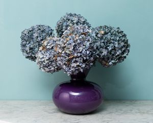 Vaso in vetro incamiciato color indaco. XX secolo  - Asta ECLECTICA, the home of designer Nicol Castellini Baldissera - Associazione Nazionale - Case d'Asta italiane