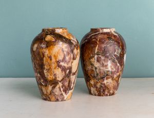Coppia di vasi in breccia. XX secolo  - Asta ECLECTICA, the home of designer Nicol Castellini Baldissera - Associazione Nazionale - Case d'Asta italiane