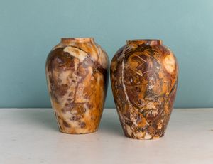 Coppia di vasi in breccia. XX secolo  - Asta ECLECTICA, the home of designer Nicol Castellini Baldissera - Associazione Nazionale - Case d'Asta italiane