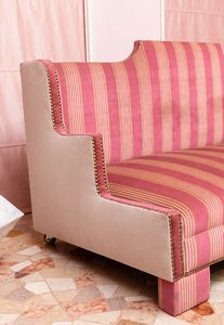 Divano a tre posti rivestito in tessuto a righe. XX secolo  - Asta ECLECTICA, the home of designer Nicol Castellini Baldissera - Associazione Nazionale - Case d'Asta italiane