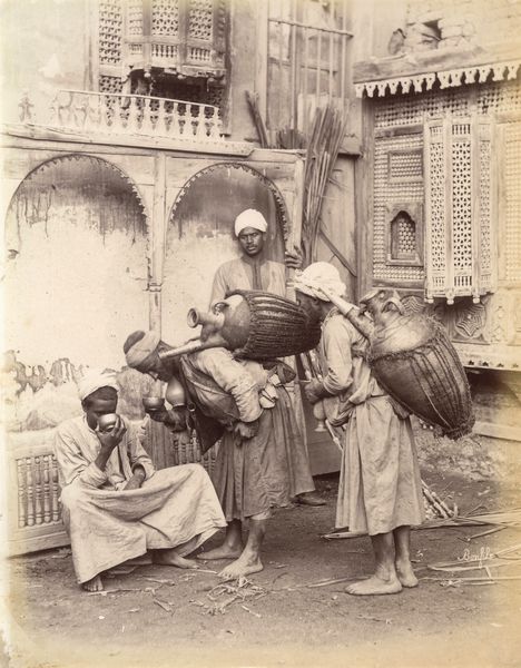 ,Félix Bonfils : Vendeurs d'eau fraiche dans les rues du Caire  - Asta Fotografia: Under 1K - Associazione Nazionale - Case d'Asta italiane
