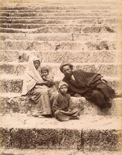 ,Félix Bonfils : Gardien du tombeaux des rois et sa famille  - Asta Fotografia: Under 1K - Associazione Nazionale - Case d'Asta italiane