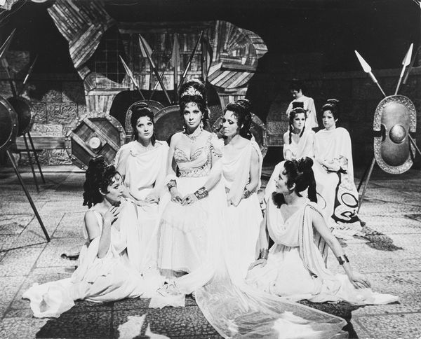 ,Pierluigi Praturlon : Tonight...with Gina Lollobrigida  - Asta Fotografia: Under 1K - Associazione Nazionale - Case d'Asta italiane