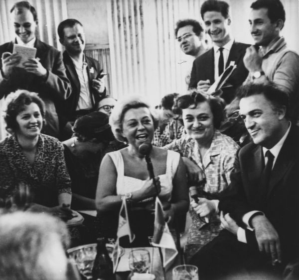 ,Mikhail Ozersky : Julietta Masina and Federico Fellini at press conference in Moscow  - Asta Fotografia: Under 1K - Associazione Nazionale - Case d'Asta italiane