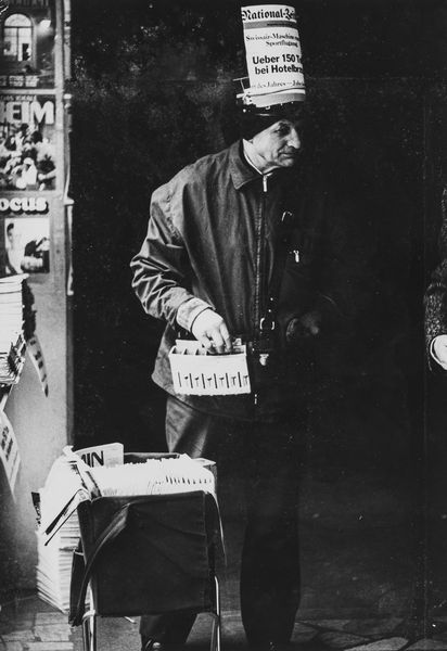 ,Uliano Lucas : Berna, Vendita di giornali per la strada  - Asta Fotografia: Under 1K - Associazione Nazionale - Case d'Asta italiane
