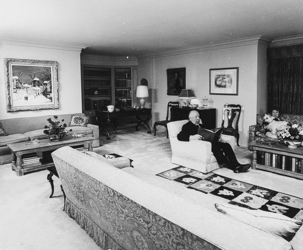 ,Philippe Halsman : Alfred Hitchcock relaxing at home, Rome  - Asta Fotografia: Under 1K - Associazione Nazionale - Case d'Asta italiane
