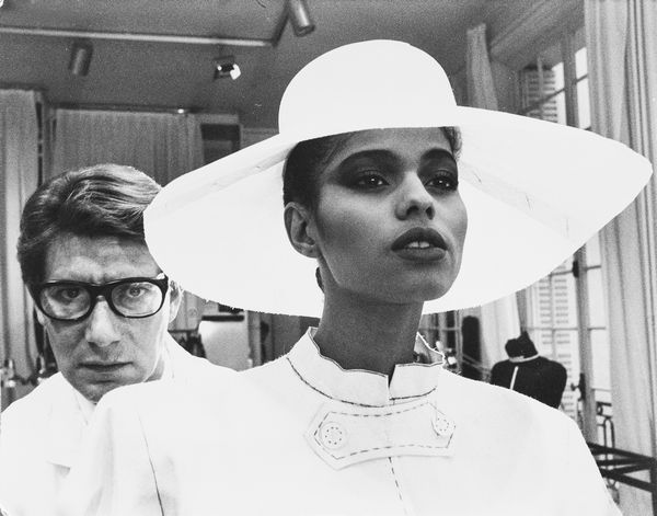 ,Pierre Boulat : Yves Saint Laurent, prparation de sa collection  - Asta Fotografia: Under 1K - Associazione Nazionale - Case d'Asta italiane