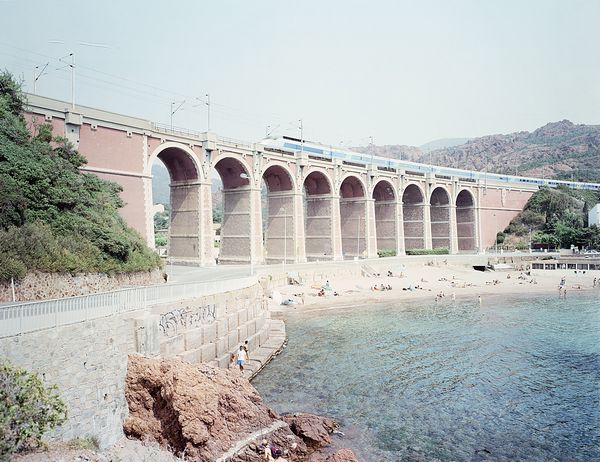 ,Massimo Vitali : Antheor Viaduct, dal portfolio Landscape with Figures  - Asta Fotografia: Under 1K - Associazione Nazionale - Case d'Asta italiane