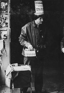 ,Uliano Lucas - Berna, Vendita di giornali per la strada