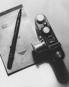 ,Alexander Rodchenko - Senza titolo (Leica e stilo)