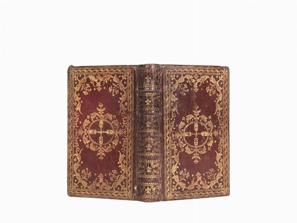 (Legature)   Una piccola legatura vuota. XVIII secolo.   Legatura in marocchino rosso scuro riccamente decorata in oro, e con sguardie in seta rubino decorate con motivo floreale (164 x 100 mm) (dorso da restaurare, abrasioni).  - Asta Libri, manoscritti e autografi - Associazione Nazionale - Case d'Asta italiane